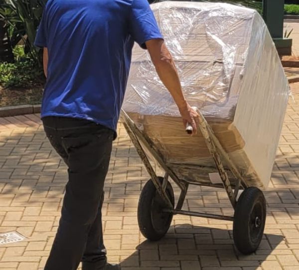 Profissional embalando móveis delicados com cuidado