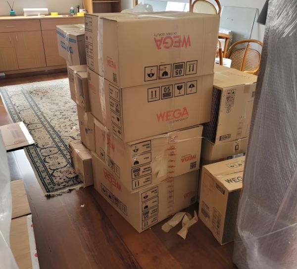 Objetos frágeis sendo protegidos com material especial