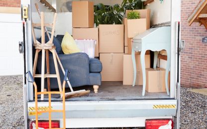 Caminhão realizando carreto local rápido e seguro em São Paulo